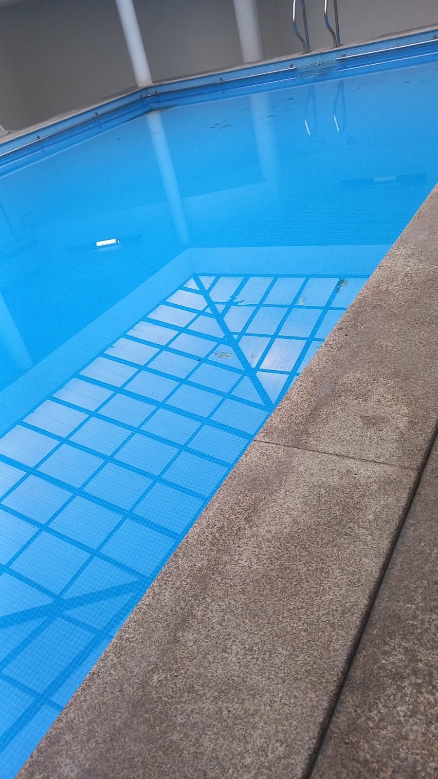 Quarto mobilado com acesso cozinha e piscina