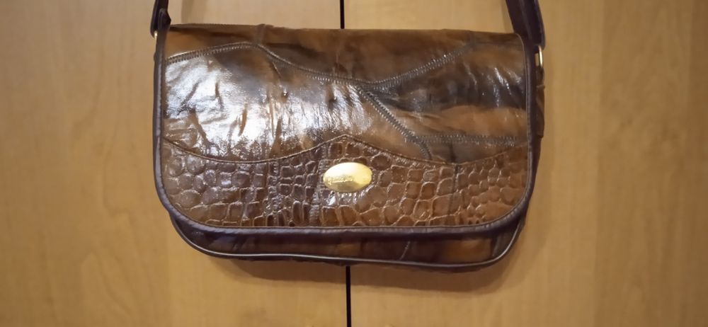 Продам  новую сумку через  плечо натуральная кожа