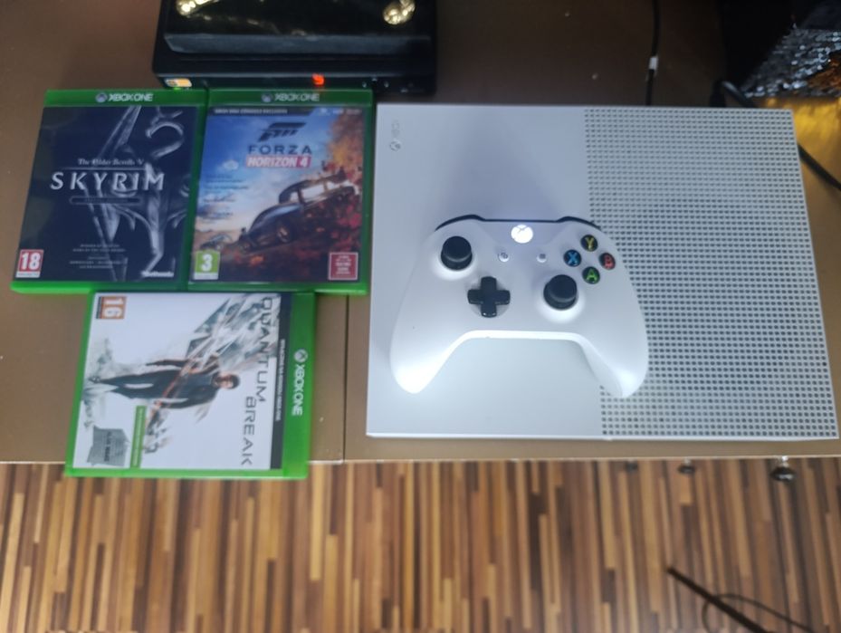 Konsola Xbox one s 500 GB pad gry forza 4 Skyrim quantum brake