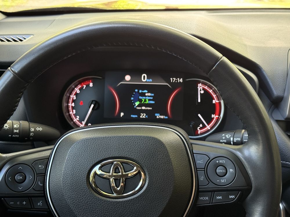 Продам TOYOTA RAV4 2021 року брала в автосалоні є всі документи
