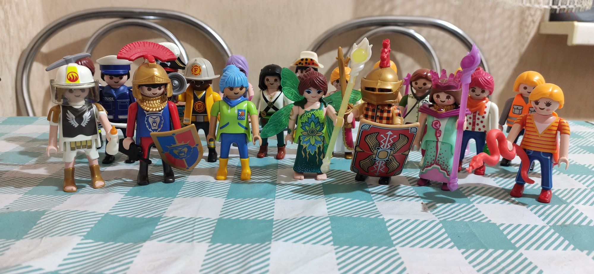 Playmobil  20 фігурок різних професій, ціна за всі.

Дж