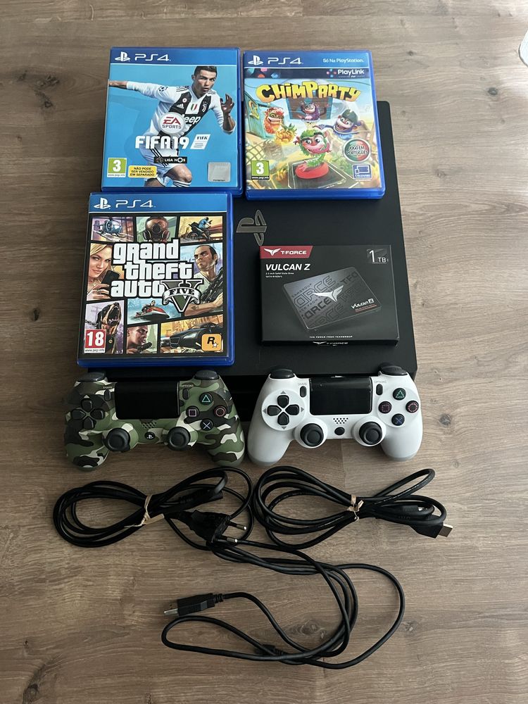 Ps4 Pro 1Tb + 2 comandos + 3 jogos + cabos completos
