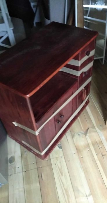 Szafka drewniana z półkami