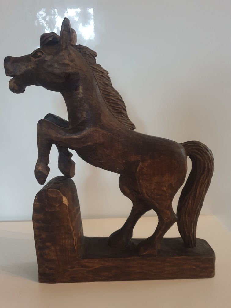 Drewniana rzeźba, figura konia