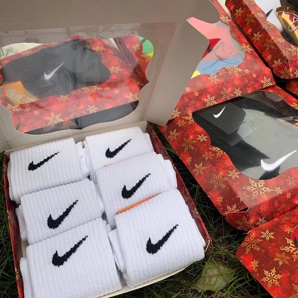 Бюджетні подарункові набори/Шкарпетки Nike/солодощі/шапки/ подарунки