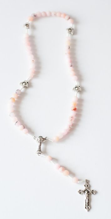 Różaniec komunijny z kamieni opal różowy na sznurku+etui sakiewka HIT