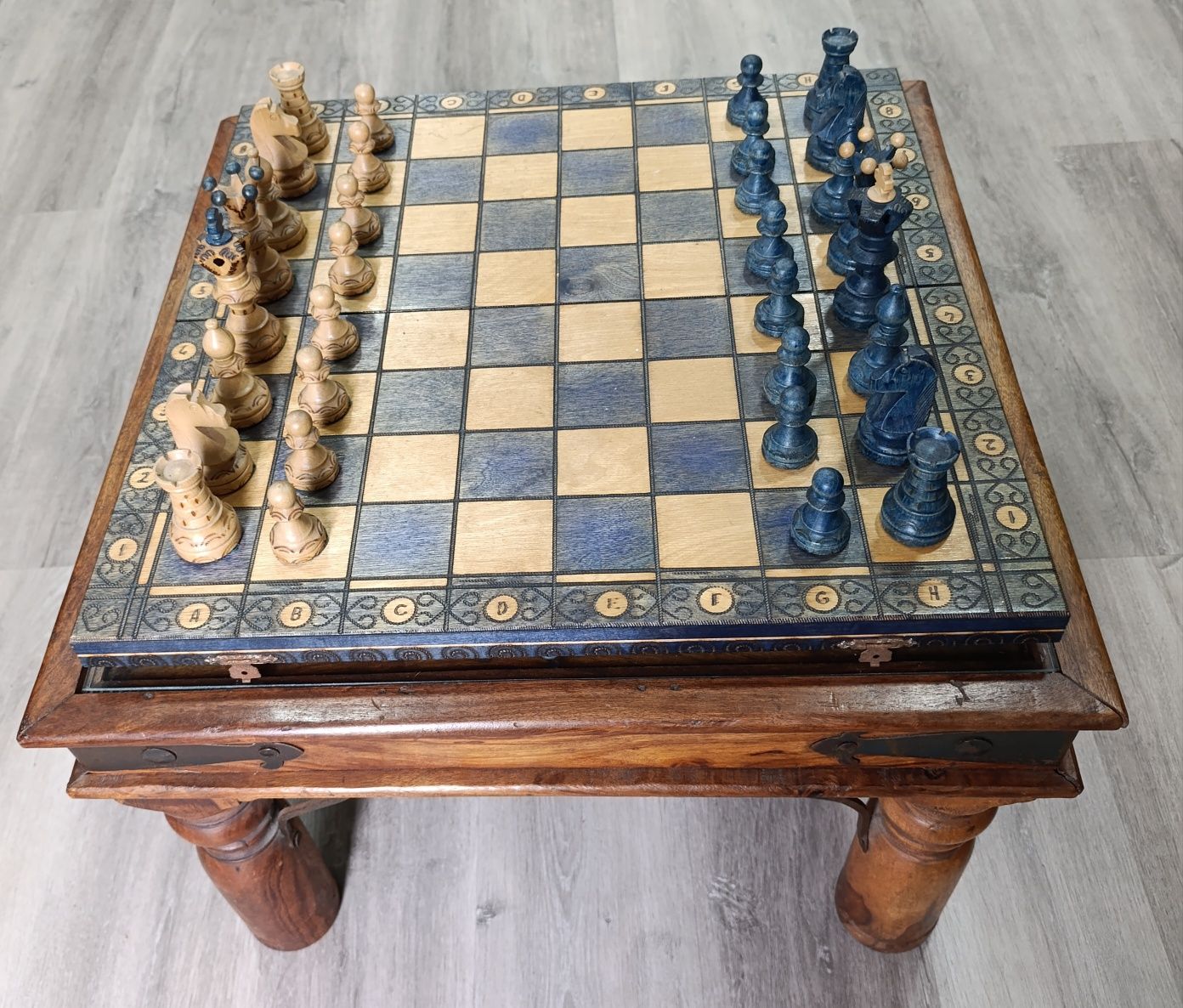 Mesa de apoio rústica , em madeira exótica maciça e ferro forjado