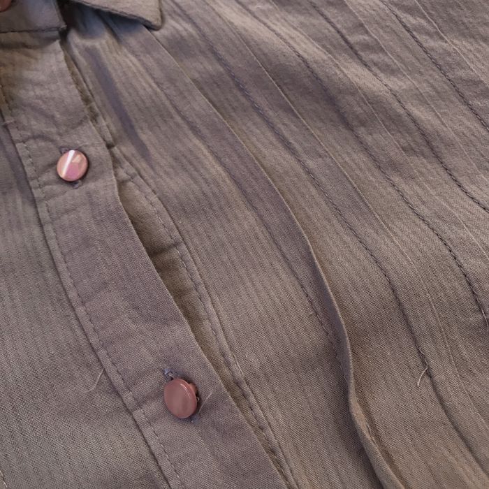 Гарненька сорочка з деталями на спинці