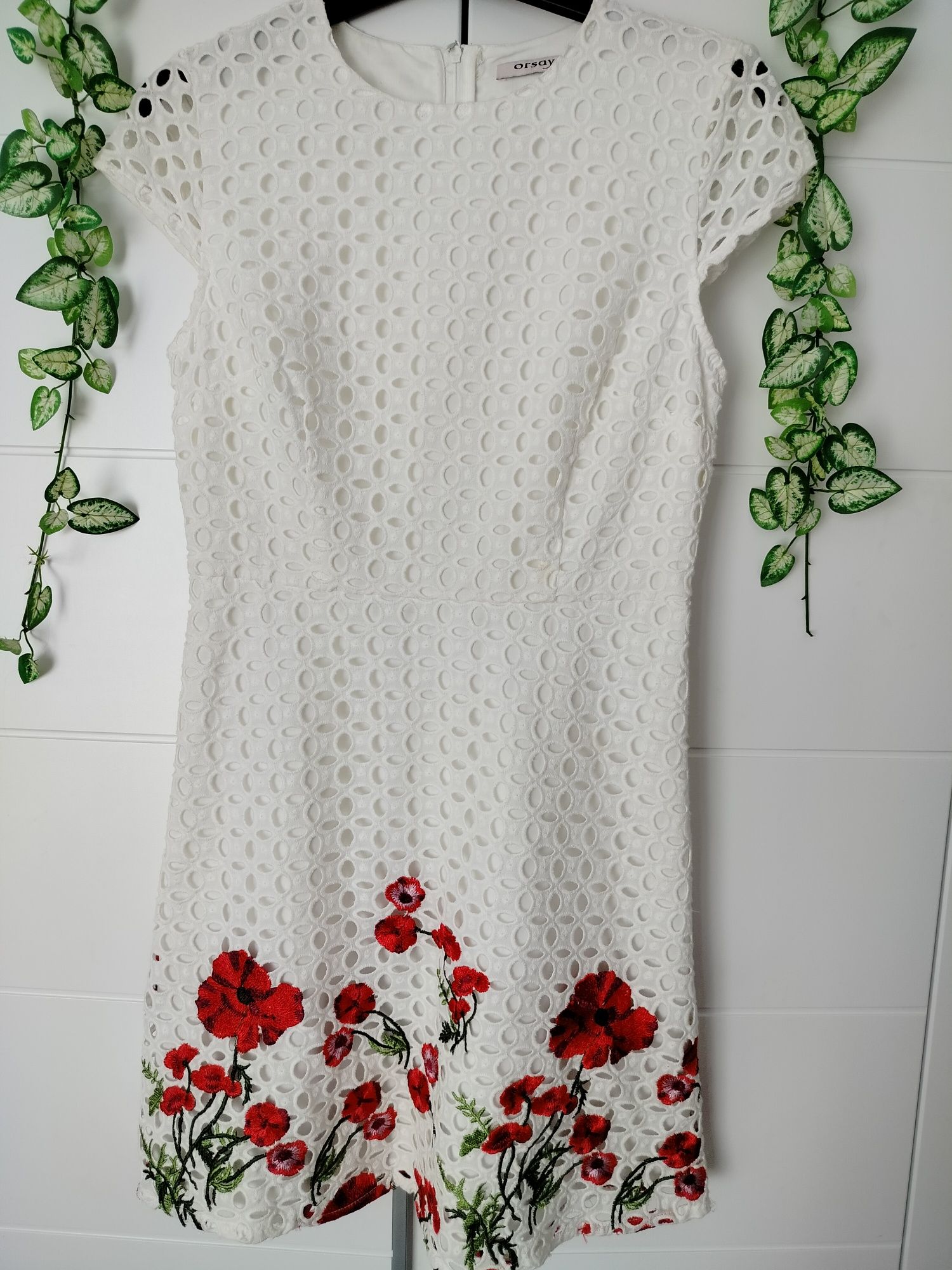 sukienka haftowana kwiatami wzorzysta koronkowa biała elegancka orsay