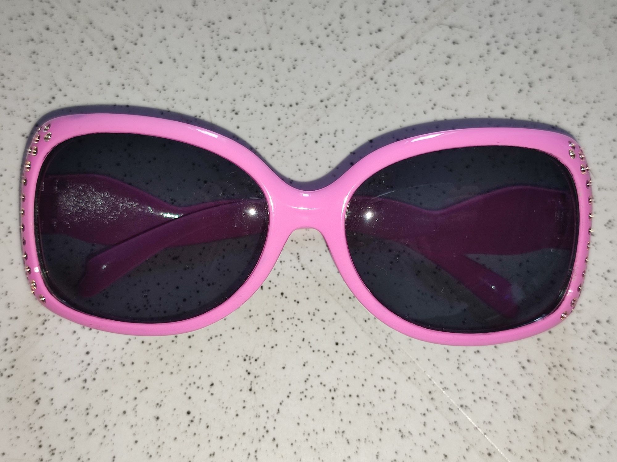Модные розовые солнцезащитные очки с камешками для девочки.