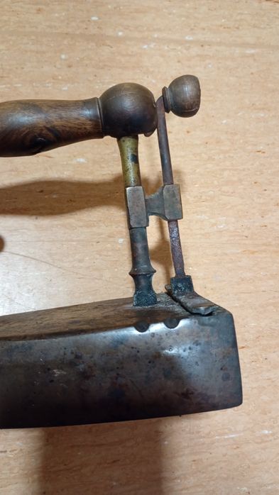 Zabytkowe brązowe żelazko+2 duszę.