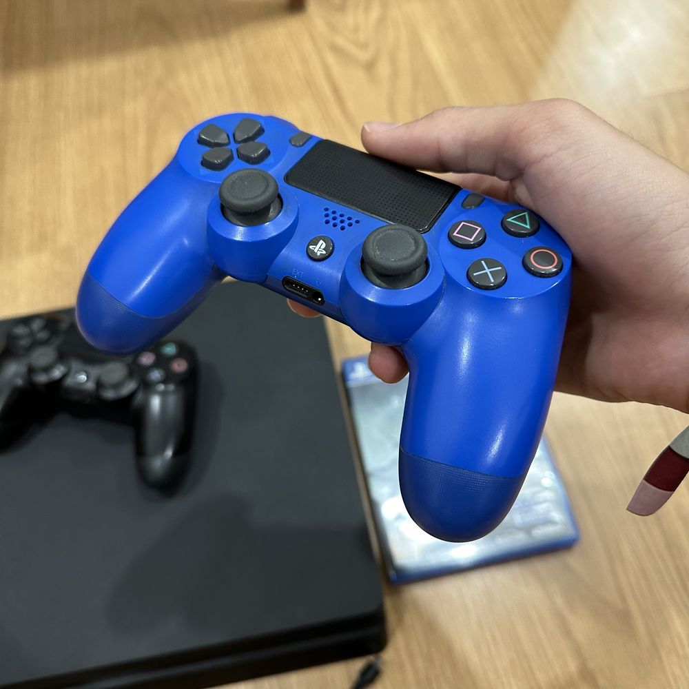 Ps4 slim 1Tb + 2 comandos + 2 jogos