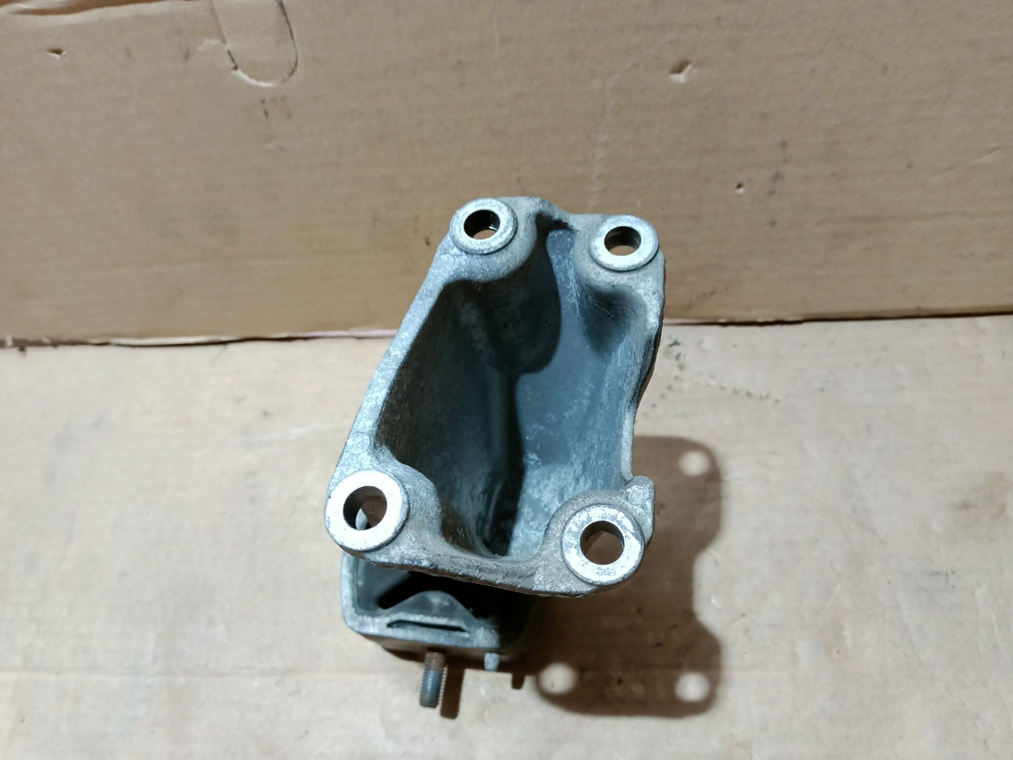 Łapa mocowanie wspornik silnika lewa 1.9TDI VW Passat B5 FL Audi A4 B5