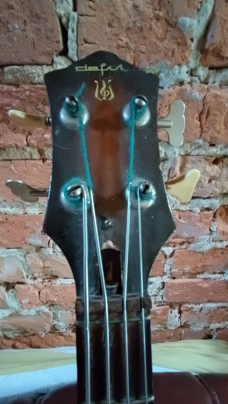 Gitara basowa Defil Orlik
