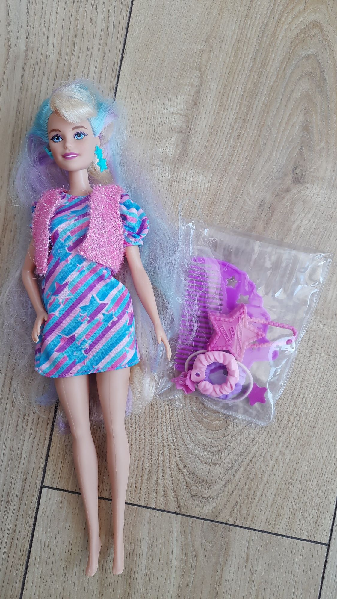 Śliczna Barbie z akcesoriami do włosów