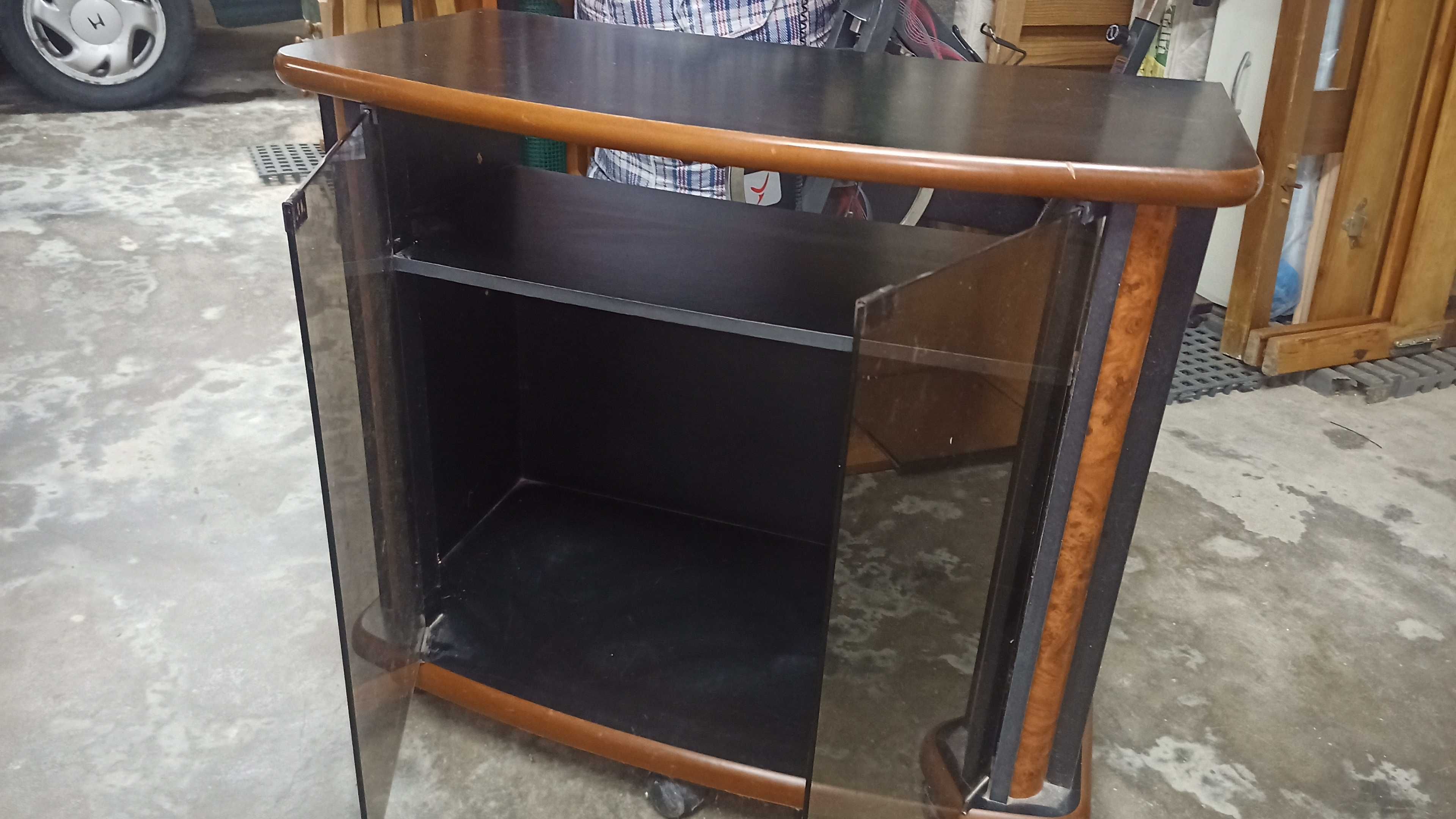 Móvel de audiovisual preto com portas de vidro