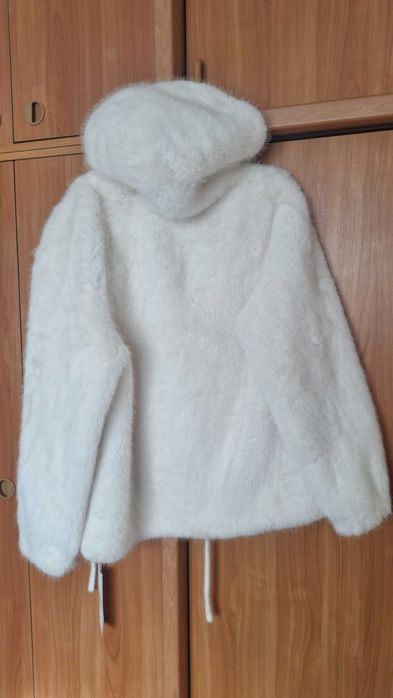 Продаю шубку молочний колiр розмiр.M,L