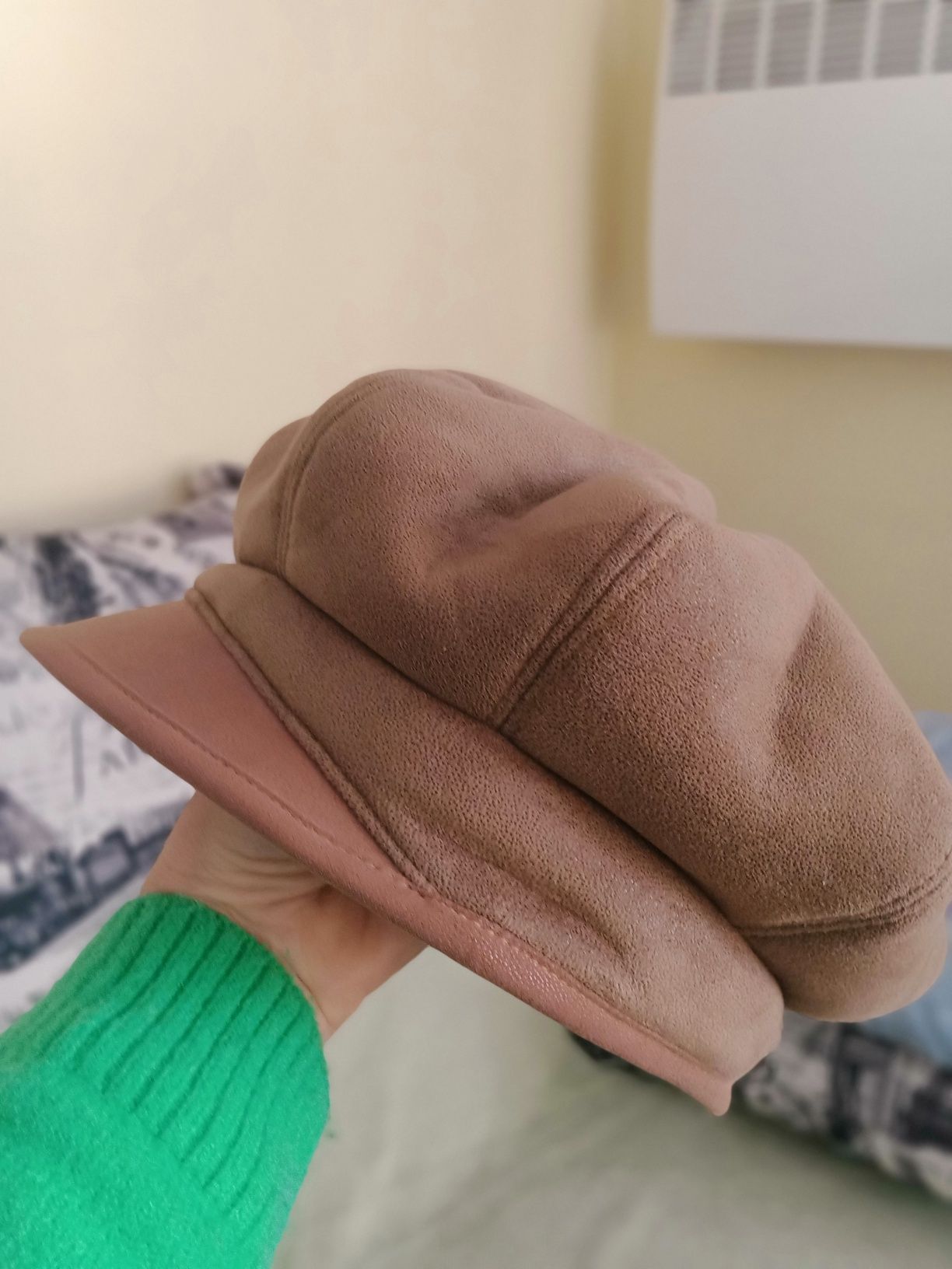 Зимова жіноча шапка