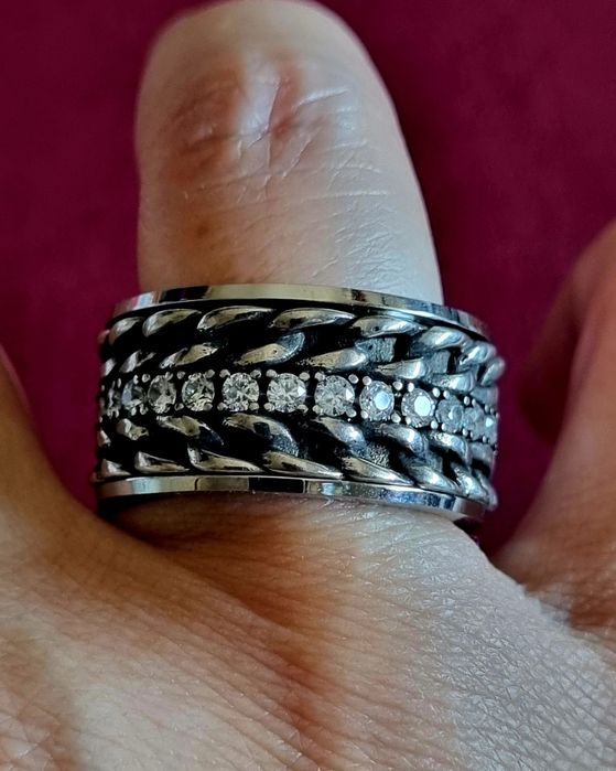 Anel prateado, em aço, com zirconias. Anti-stress. T19