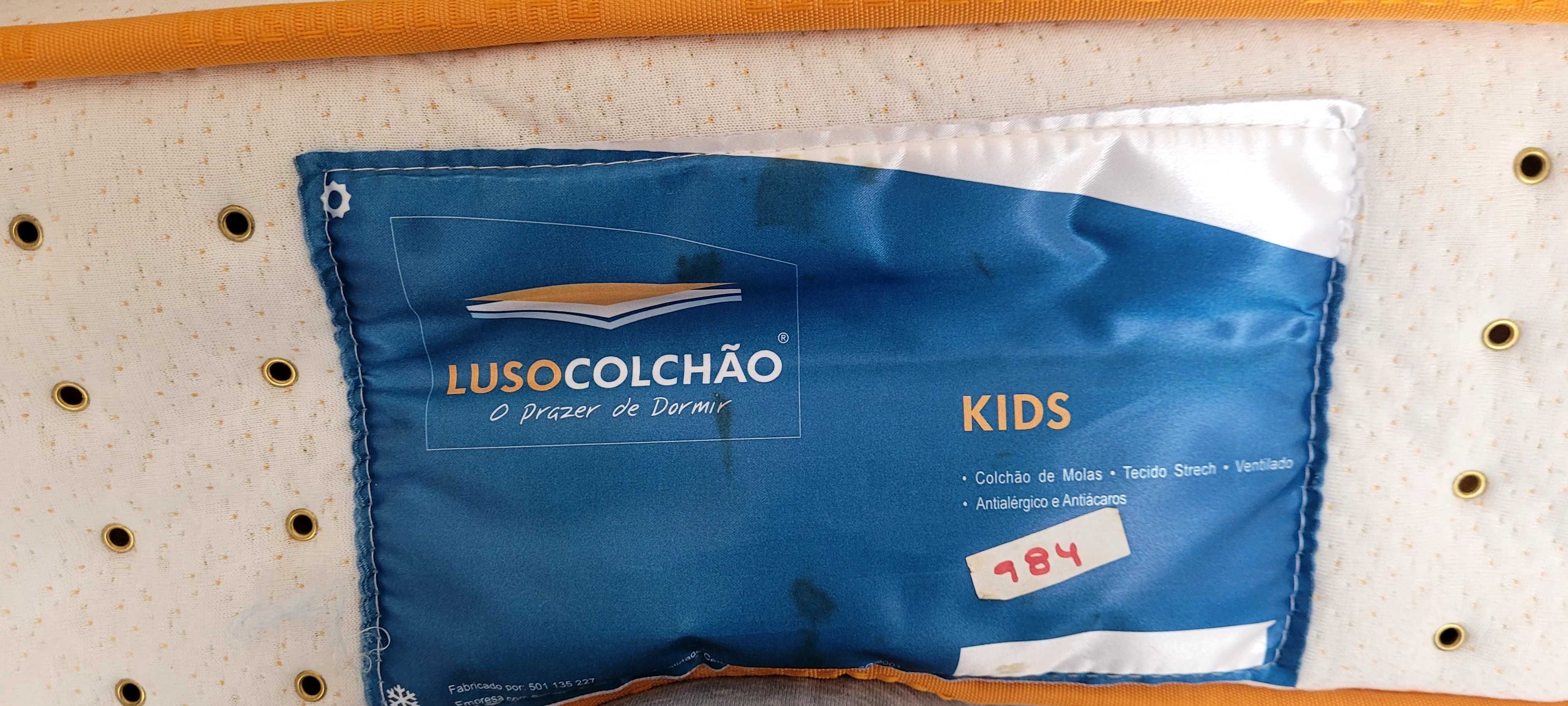 Cama de casal com o colchão