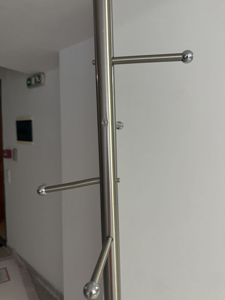 Cabide metal com 4 apoios