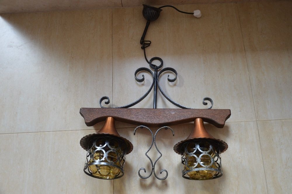 Piękna, unikatowa, stylowa lampa. Metaloplastyka, drewno, kuta.