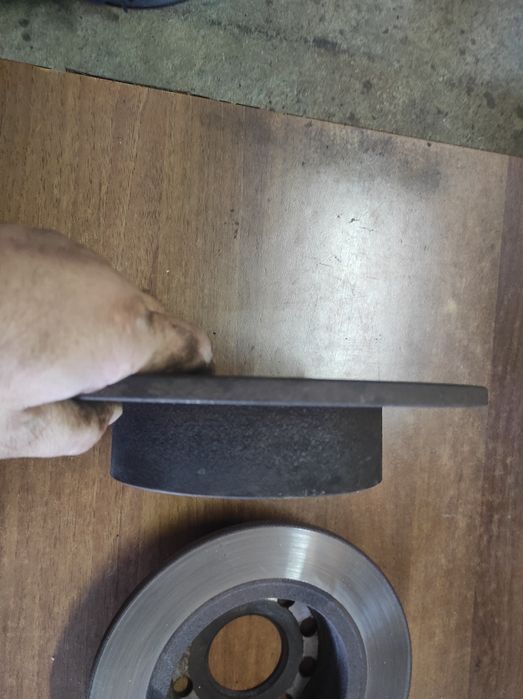 Продам тормозные диски задние. Пружины задние. Задние амортизаторы.