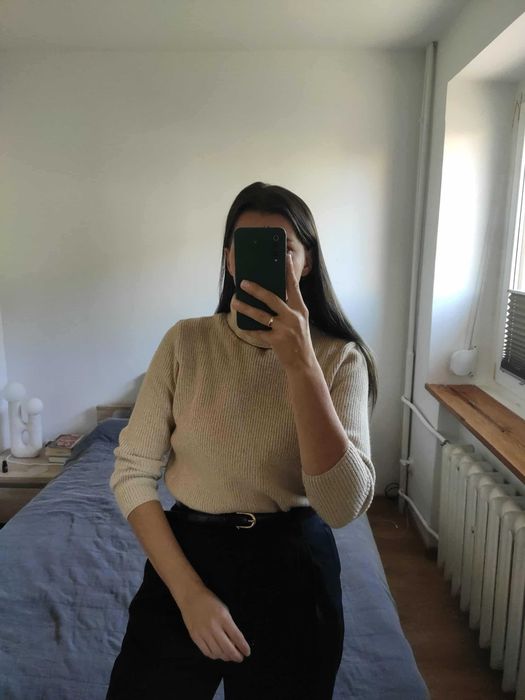 beżowy sweter z golfem prążkowany wełniany z jedwabiemS M