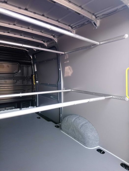VW Crafter L3  Zabudowa zabezpieczenie przestrzeni ładunkowej w aucie