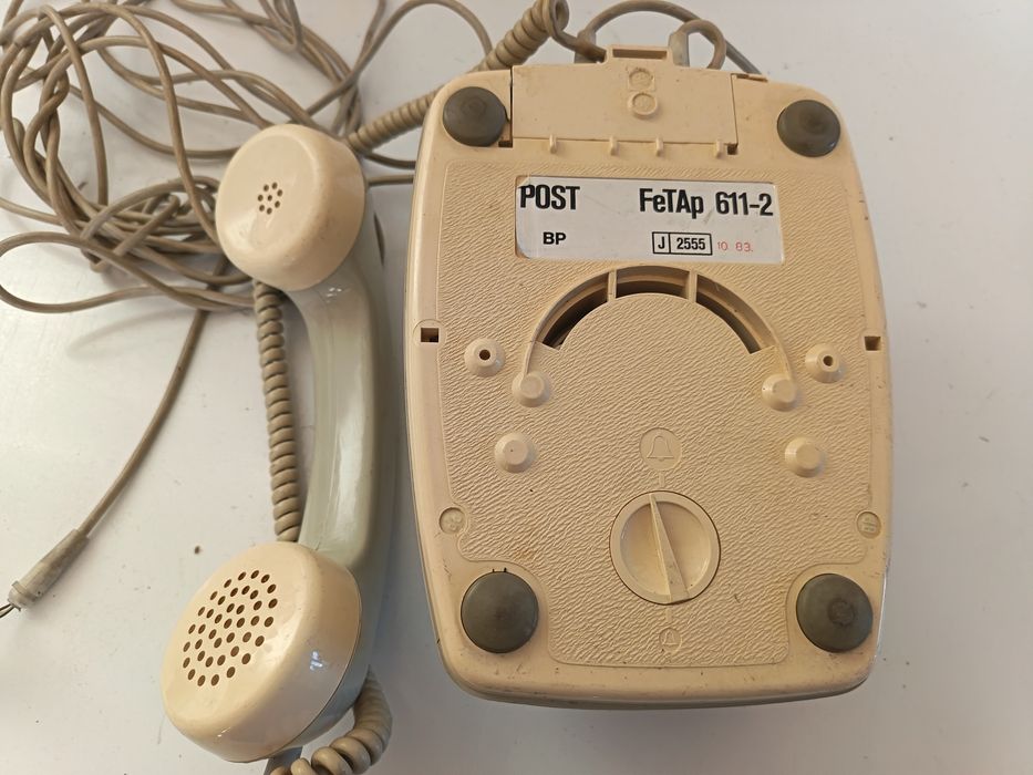 Stary telefon PRL