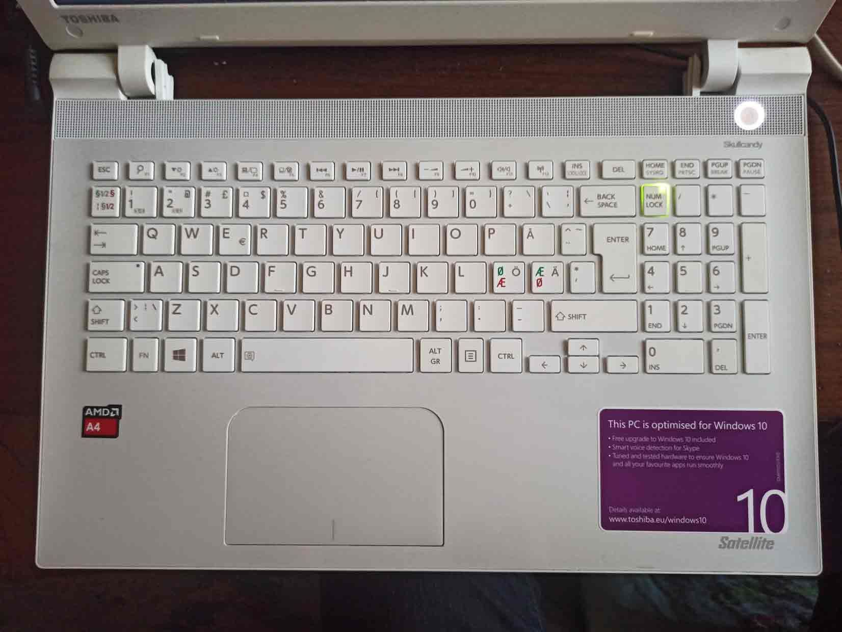 Toshiba Satellite L50D-C-16Z, AMD A4-7210 (4 ядра), Radeon R3 Graphics