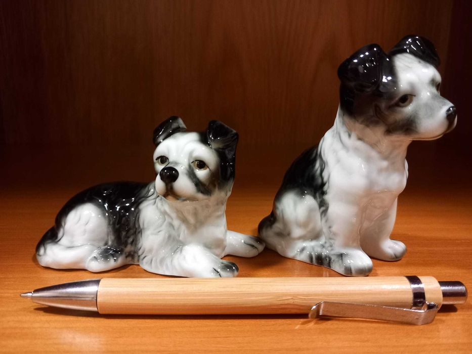 Par de cãezinhos em loiça com acabamento vidrado