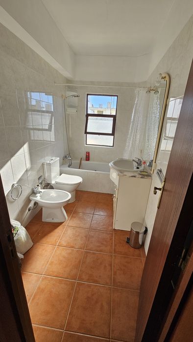 Alugo t2 quarteira anual