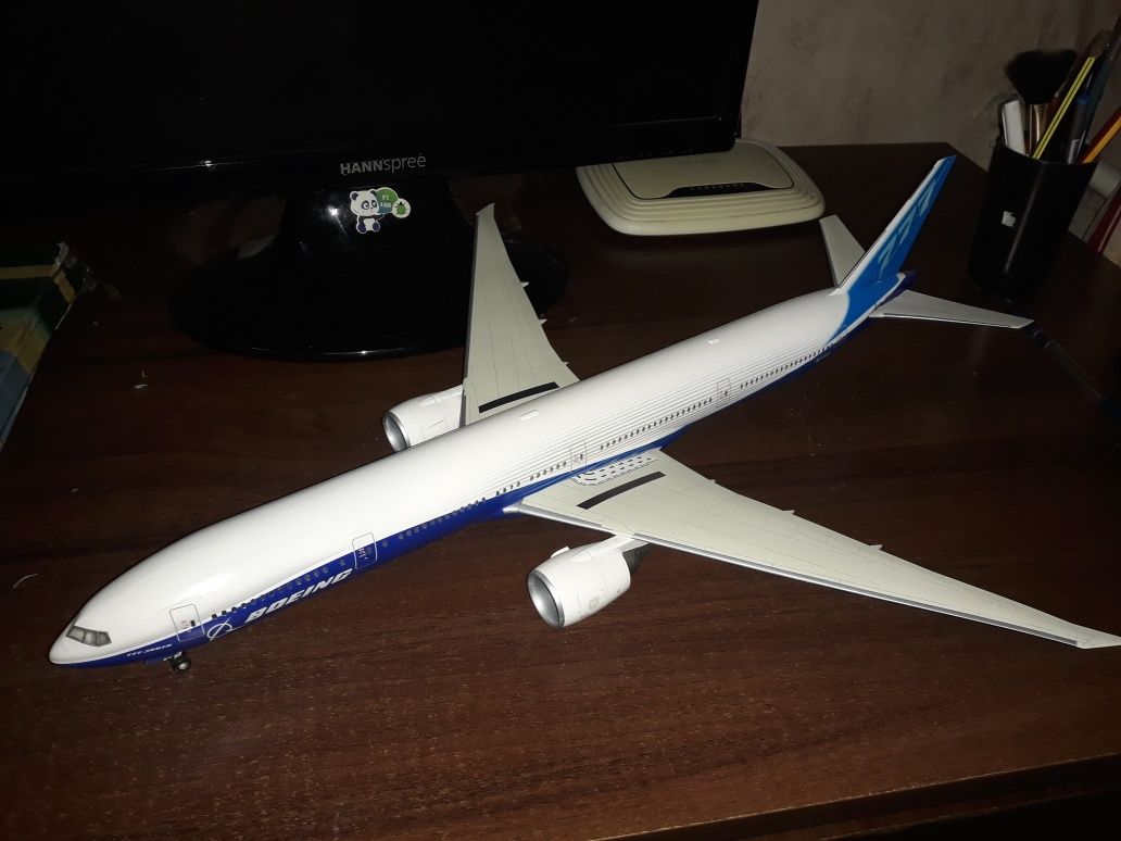 Модель самолёта Боинг (Boeing) 777-300 в 1:144 мамштабе