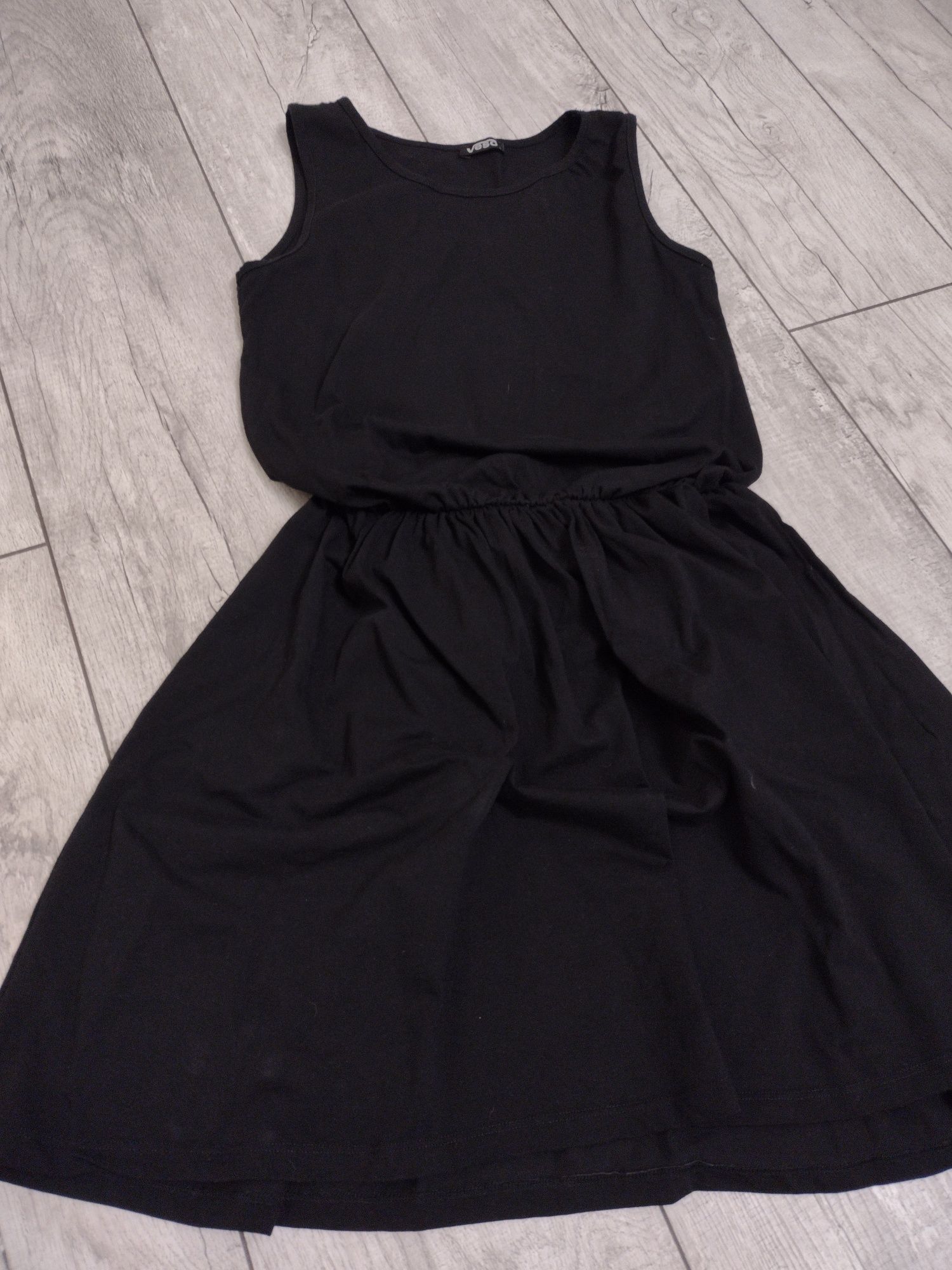 Dresowa czarna sukienka
