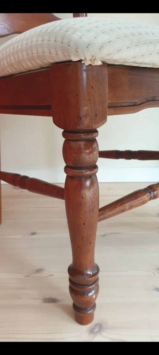 Drewniany stół z sześcioma krzesłami