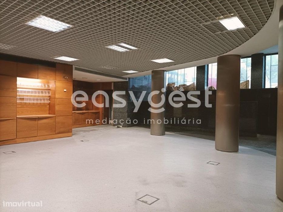 Estabelecimento comercial com 2 pisos no Centro de Águeda