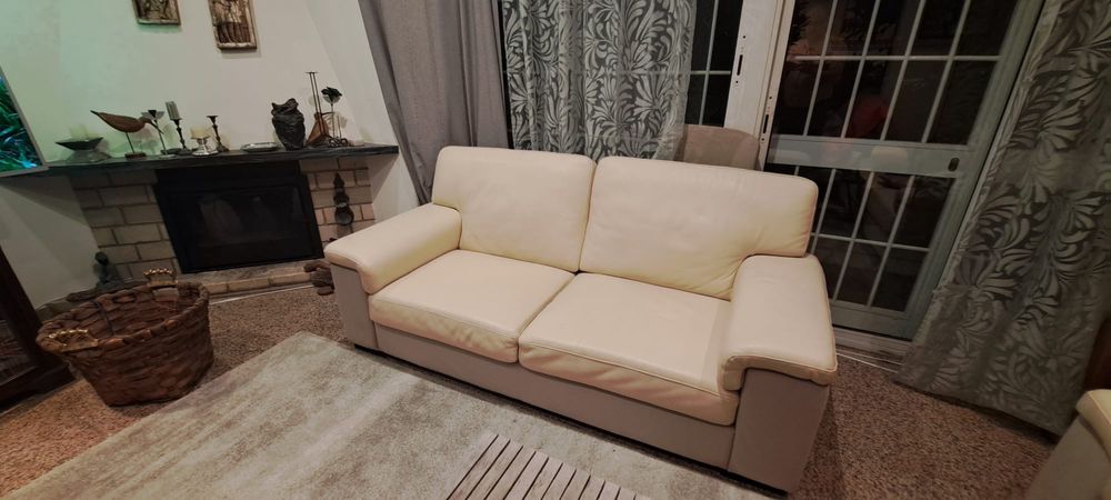 Conjunto de 2 sofás em pele + mesa centro/apoio