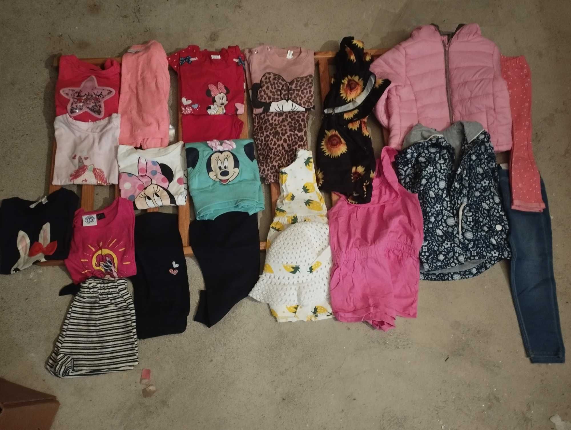 Roupas de menina em muito bom estado
