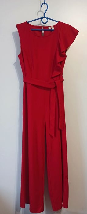 Czerwony kombinezon wyjściowy