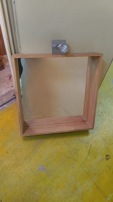 Espelho e gaveta de parede