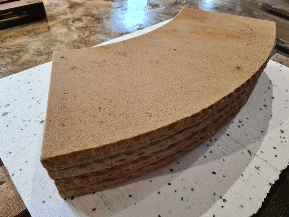 20. Czapka na mur | Piaskowiec | 100×30×4 cm | Boki boniowane / łupane