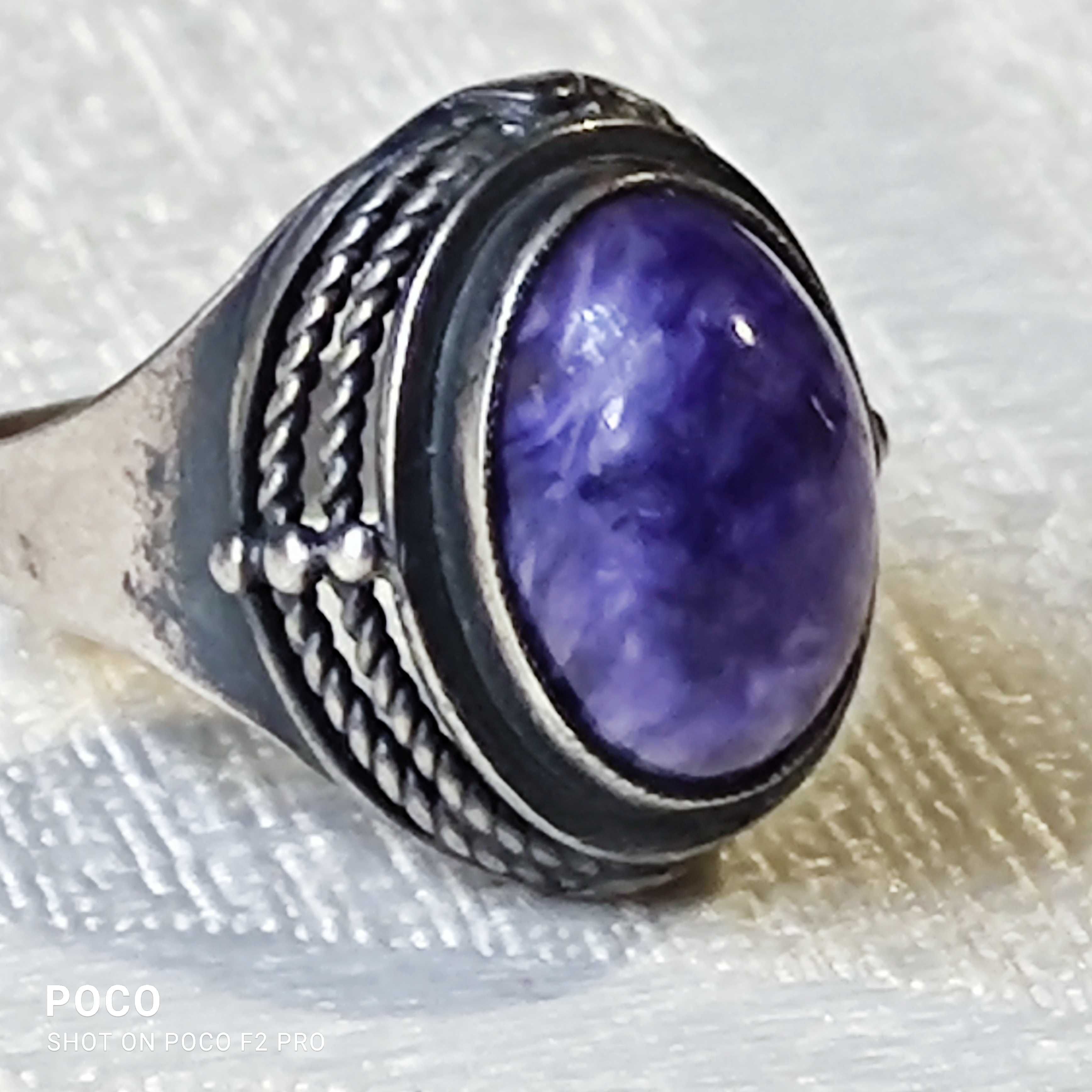 Stary srebrny pierścionek z naturalnym czaroitem.
