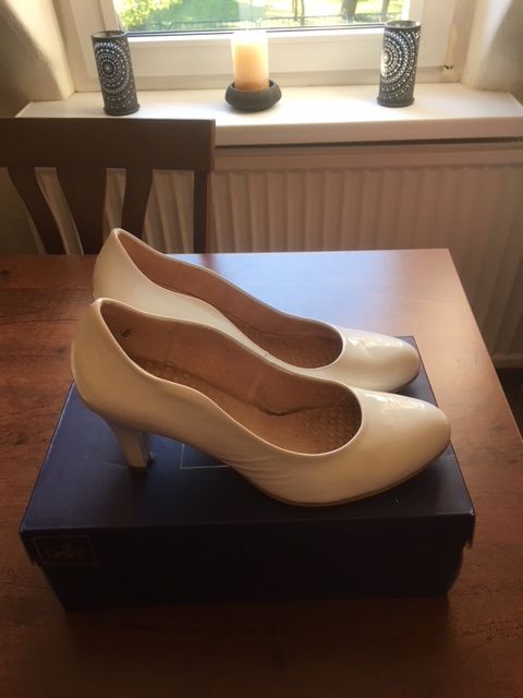 Mam na sprzedaż bardzo ładne buty białe rozmiar 39