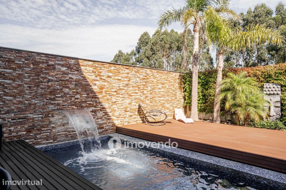 Moradia T4 de luxo, com piscina salinizada e aquecida, na Madalena