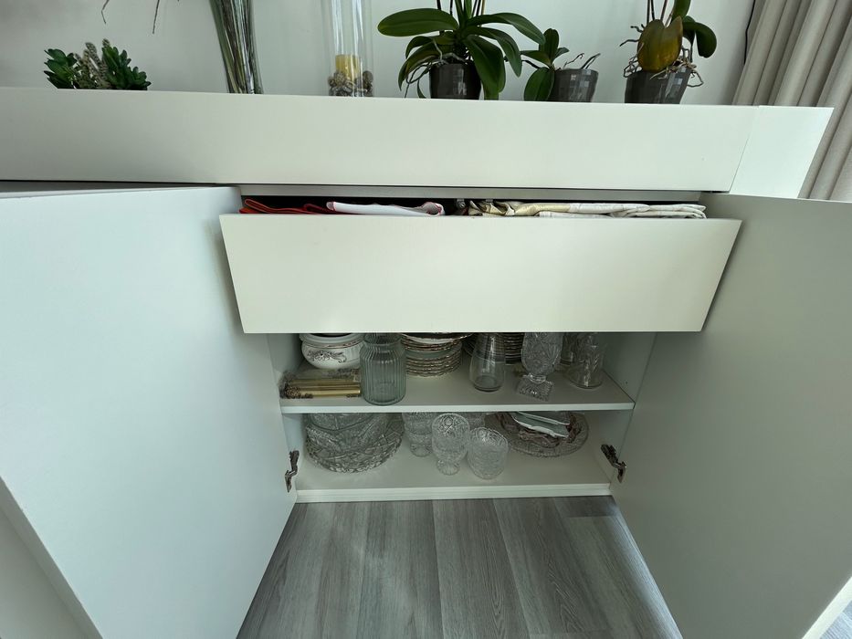 Mesa + 6 cadeiras + aparador