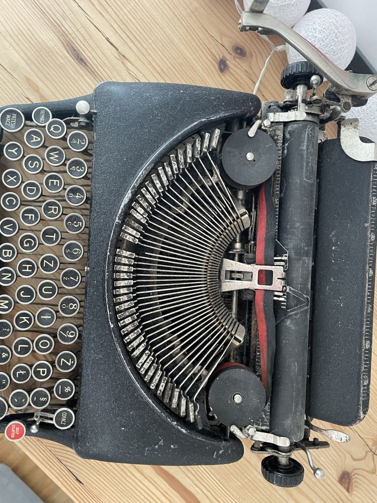 Maszyna do pisania stara pieknie sie prezentuje