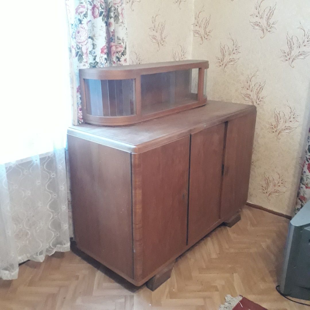 Komoda z tamtych lat.
Do renowacji.