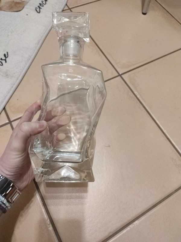 masywna, ciężka karafka ze szczelnie zamykanym korkiem.