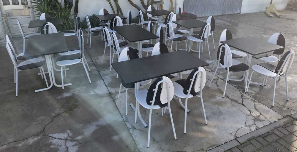 Mesas e cadeiras de café